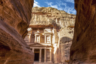 الحكومة تخصص مليوني دينار لدعم البترا السياحية