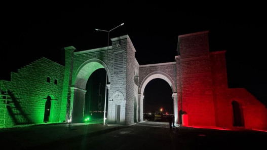 أم الجمال تضيء موقعها الأثري بألوان العلم