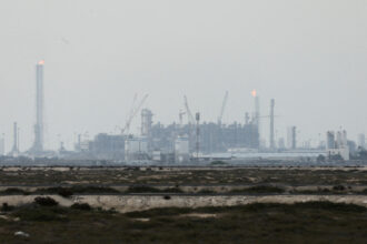 أبوظبي تعلّق العمليات في منشآت الغاز بعد اعتراض صاروخي واندلاع حريق