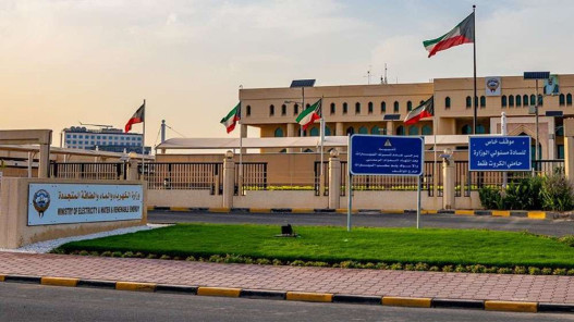 الكويت: وزارة الكهرباء والماء تتعامل مع أضرار في محطة بعد هجوم إيراني