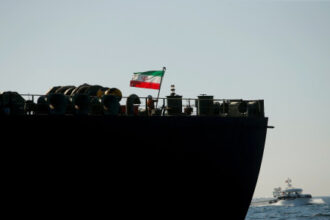 واشنطن تنهي تخفيف عقوبات النفط الإيراني