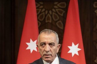 الرواشدة: العلم رمز السيادة والعزة الأردنية