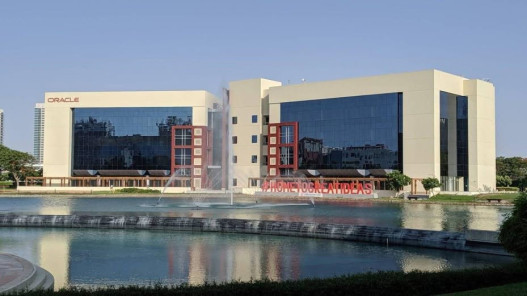 صورة حول : دبي: لا إصابات بعد سقوط حطام على مبنى أوراكل إثر اعتراض جوي دبي: لا إصابات بعد سقوط حطام على مبنى أوراكل إثر اعتراض جوي