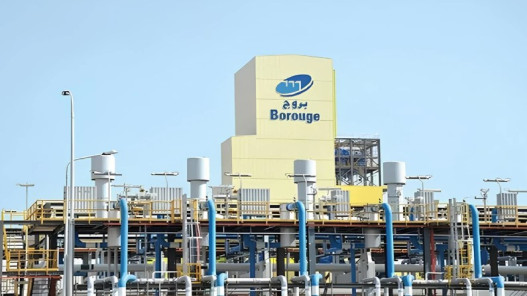 حرائق في مصنع للبتروكيماويات بأبوظبي بعد سقوط شظايا إثر اعتراض جوي