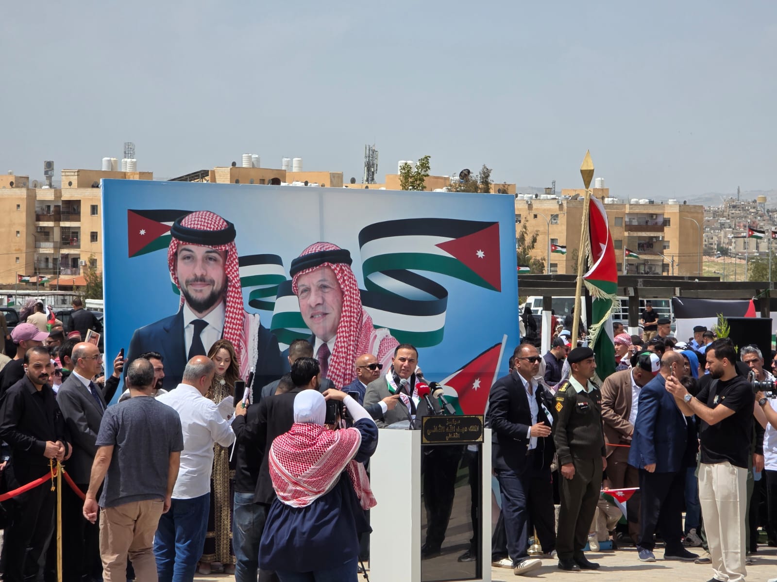 صورة حول : أجواء وطنية تزين الزرقاء في يوم العلم أجواء وطنية تزين الزرقاء في يوم العلم