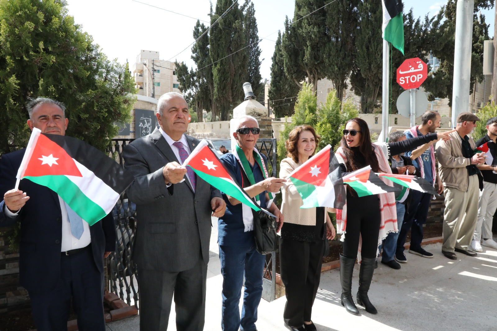 صورة حول : نقابة الفنانين تحتفل بيوم العلم الأردني نقابة الفنانين تحتفل بيوم العلم الأردني