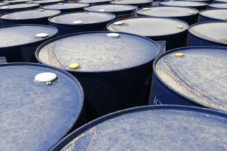 تراجع أسعار النفط 10% بعد فتح مضيق هرمز