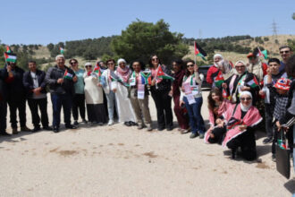 الطبيبات العربيات يزرعن الأشجار في غابة وصفي التل