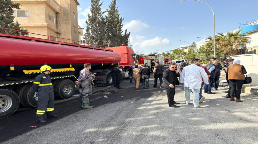 الدفاع المدني يخمد حريقاً داخل أحد مصانع الكيماويات في محافظة إربد