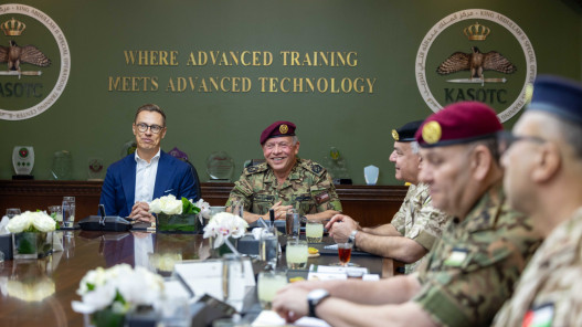 الملك والرئيس الفنلندي يتابعان تمريناً عسكرياً