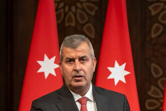 الخرابشة: التوسع بإيصال التيار للمناطق خارج التنظيم