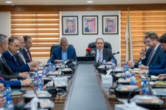 الأردن يطلق دراسة أول مشروع لتخزين الطاقة بالموجب