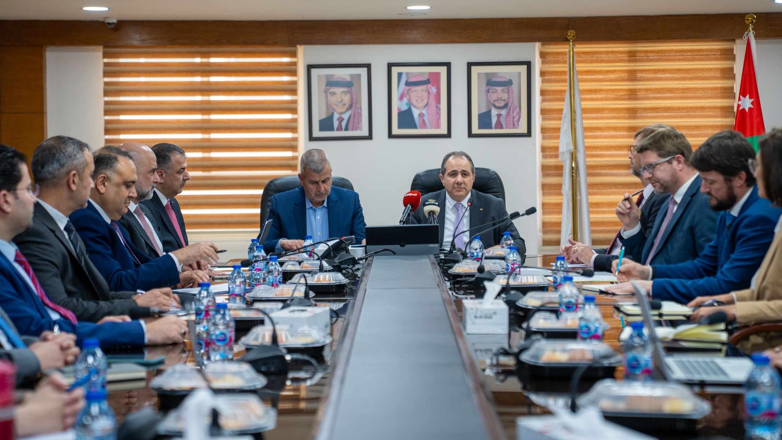 الأردن يطلق دراسة أول مشروع لتخزين الطاقة بالموجب