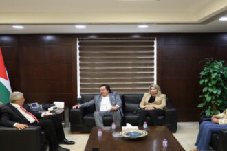 النقل تبحث تنشيط التجارة وتعزيز الربط مع العراق