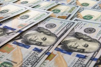 الدولار يتجه لأكبر تراجع أسبوعي منذ يناير