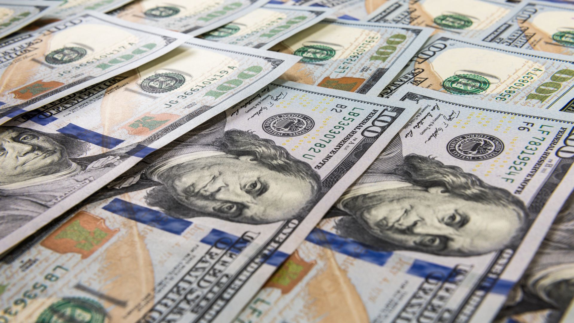 الدولار يتراجع عالمياً بعد إعلان وقف إطلاق النار بين أمريكا وإيران