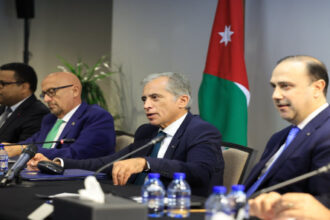 المومني: توقيع الناقل الوطني يوم تاريخي للأردن