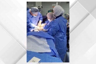 الخدمات الطبية تنجح بفصل مشيمة أحادية بالليزر