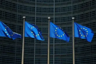 الاتحاد الأوروبي وفرنسا يرفضان فرض رسوم على مضيق هرمز ويؤكدان حرية الملاحة