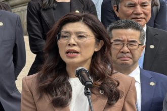 شي جينبينغ يلتقي زعيمة حزب كومينتانغ في بكين وسط توتر مع تايوان