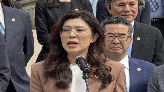 شي جينبينغ يلتقي زعيمة حزب كومينتانغ في بكين وسط توتر مع تايوان