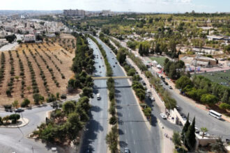 أمانة عمان تغلق شارعاً لتركيب جسر مشاة