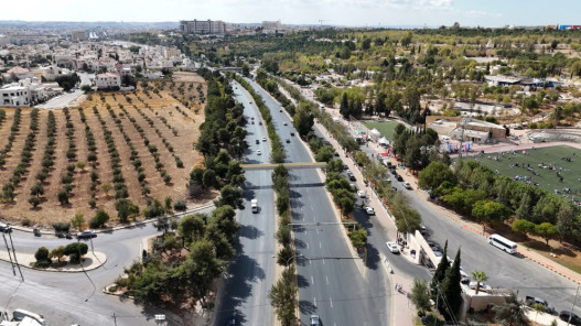 أمانة عمان تغلق شارعاً لتركيب جسر مشاة