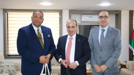 وزير يبحث تمويل المناخ ودعم مشاريع البلديات