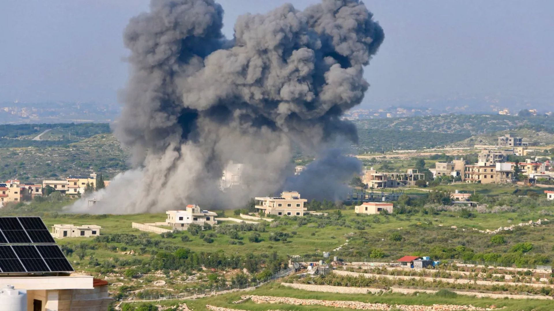 صورة حول : استشهاد ثلاثة أشخاص وإصابة رابع بغارات إسرائيلية على جنوب لبنان استشهاد ثلاثة أشخاص وإصابة رابع بغارات إسرائيلية على جنوب لبنان