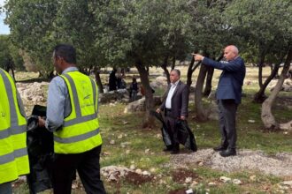 بلدية السلط تنفذ حملة بيئية في مناطق التنزه