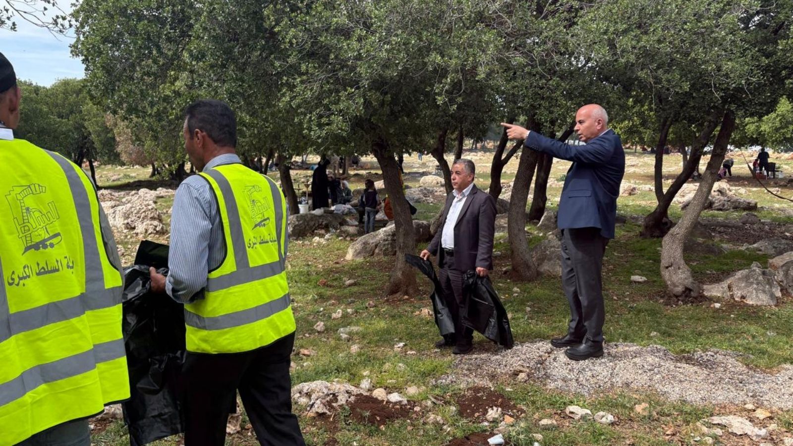 بلدية السلط تنفذ حملة بيئية في مناطق التنزه