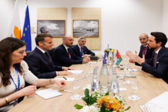 ولي العهد يلتقي ماكرون ويبحث تطورات المنطقة