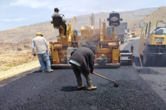 تنفيذ طبقات إسفلتية بطريق كثربا الحيوي