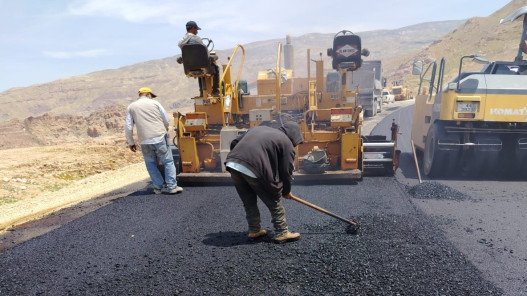 تنفيذ طبقات إسفلتية بطريق كثربا الحيوي