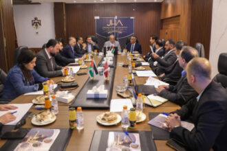 وزير السياحة يبحث تحديات القطاع مع الجمعيات المعنية