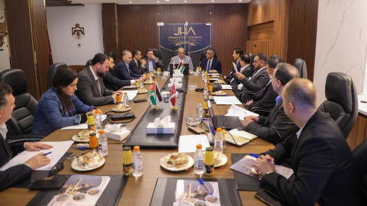 وزير السياحة يبحث تحديات القطاع مع الجمعيات المعنية