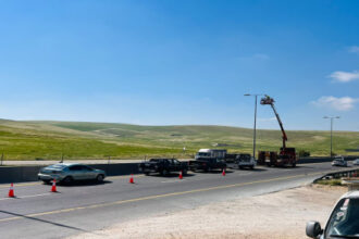 الأشغال تبدأ تنفيذ مشروع إنارة ممر عمّان التنموي بالطاقة الشمسية بكلفة 1.4 مليون دينار