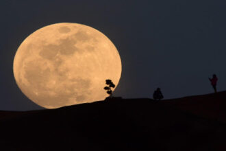 القمر يقترب من الثريا في مشهد فلكي نادر يُشاهد 19 نيسان في سماء الأردن