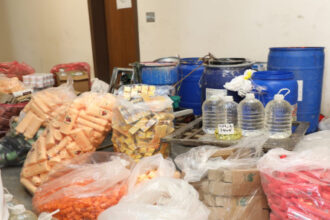 الجمارك تضبط مشغلاً غير مرخّص لتصنيع مستحضرات تجميل مقلدة داخل شقة سكنية