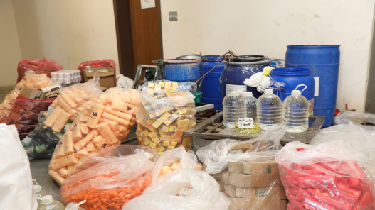 صورة حول : الجمارك تضبط مشغلاً غير مرخّص لتصنيع مستحضرات تجميل مقلدة داخل شقة سكنية الجمارك تضبط مشغلاً غير مرخّص لتصنيع مستحضرات تجميل مقلدة داخل شقة سكنية