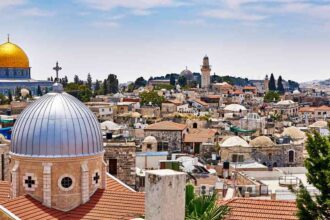 “عين على القدس”: عودة المصلين للأقصى والقيامة رغم مضايقات الاحتلال