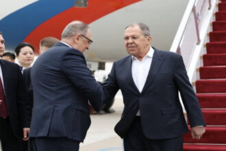 لافروف يصل إلى الصين لبحث تنسيق المواقف حول القضايا الدولية