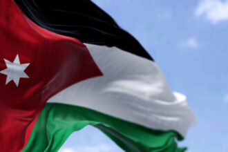 مواصفات العلم الأردني حسب الدستور ومعانيه التاريخية والوطنية