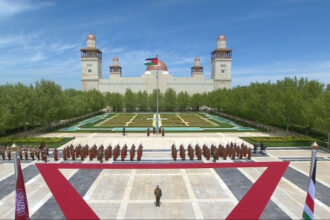 عاجل| الملك يشهد مراسم رفع العلم في قصر الحسينية