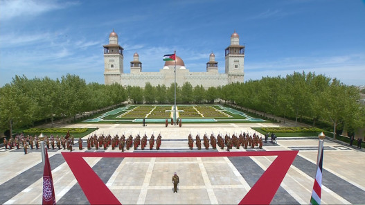 عاجل| الملك يشهد مراسم رفع العلم في قصر الحسينية