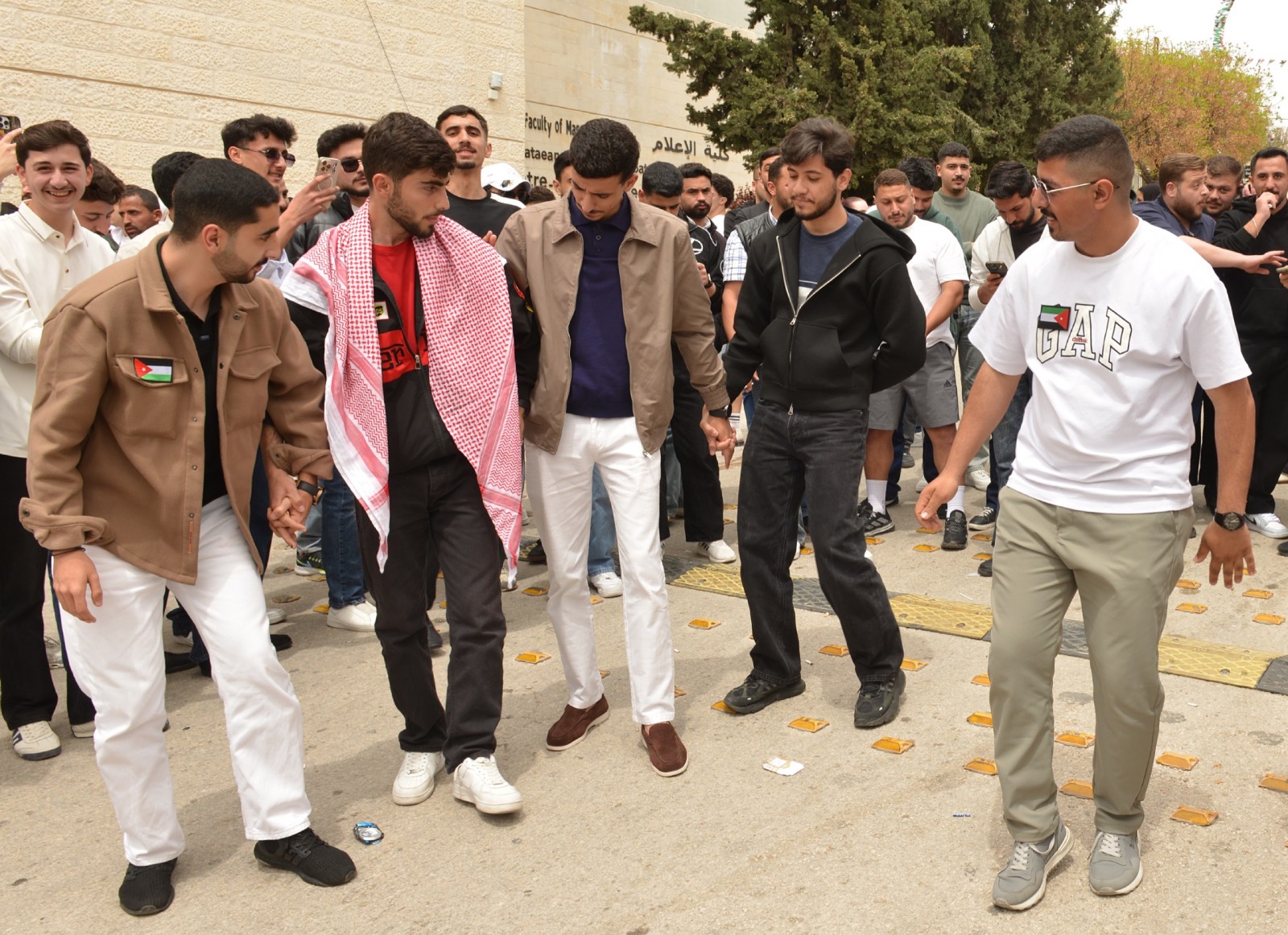 جامعة البترا تحتفل بيوم العلم الأردني