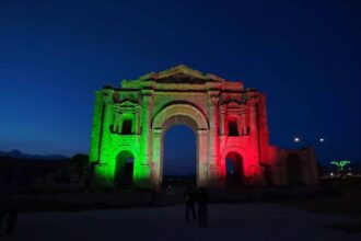 إضاءة مواقع أثرية بألوان العلم احتفالاً بيوم العلم