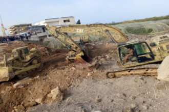 الجيش اللبناني يعمل على إعادة فتح جسر القاسمية بعد استهدافه