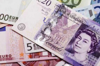 الإسترليني يرتفع مقابل الدولار ويتراجع أمام اليورو