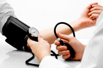 يوم طبي مجاني في مخيم إربد بعنوان “الوفاء للقائد”